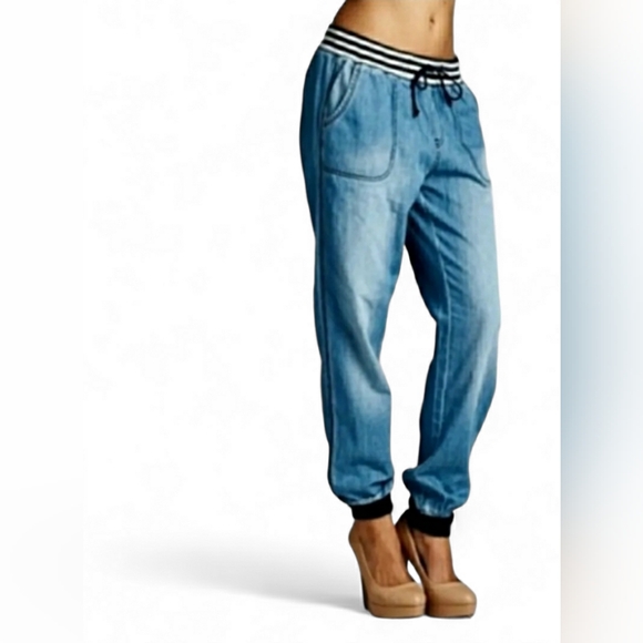 THE COMFORT JOGGERS IN DENIM▪︎Light Wash▪︎Restocked - Picture 4 of 12